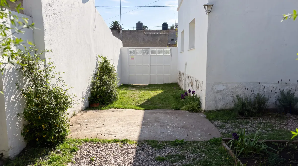 La entrada por el portón