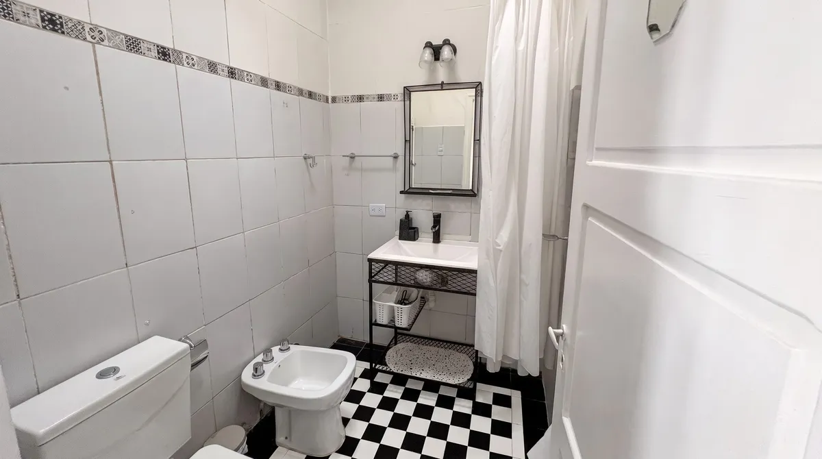 Baño con ducha, bidet y vanitory