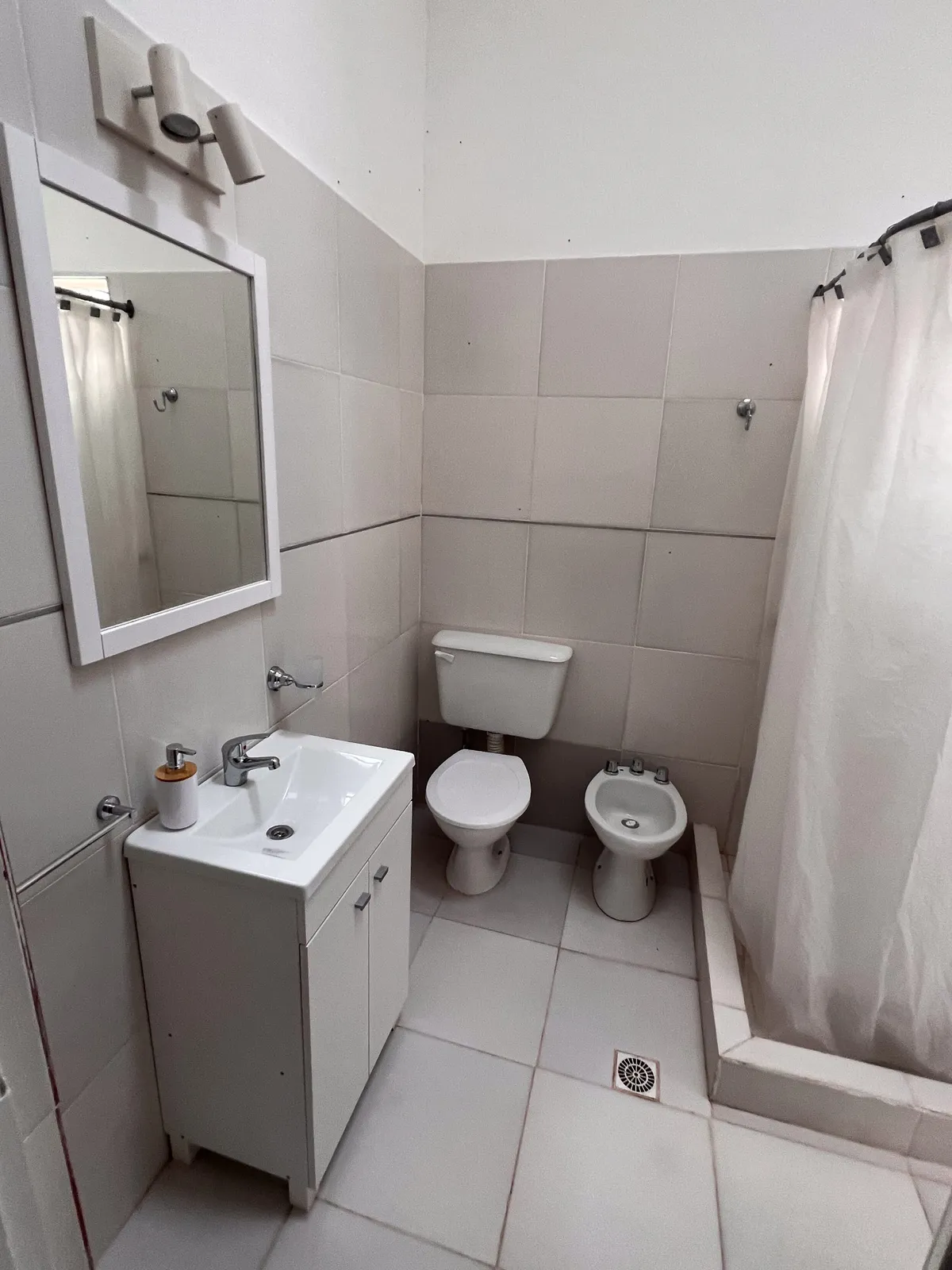 El baño, completo con ducha