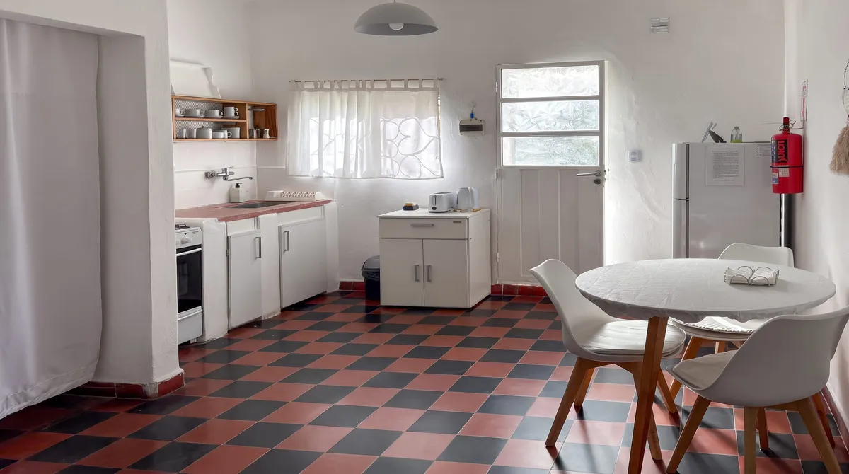 Cocina con horno a gas y mesa para comer