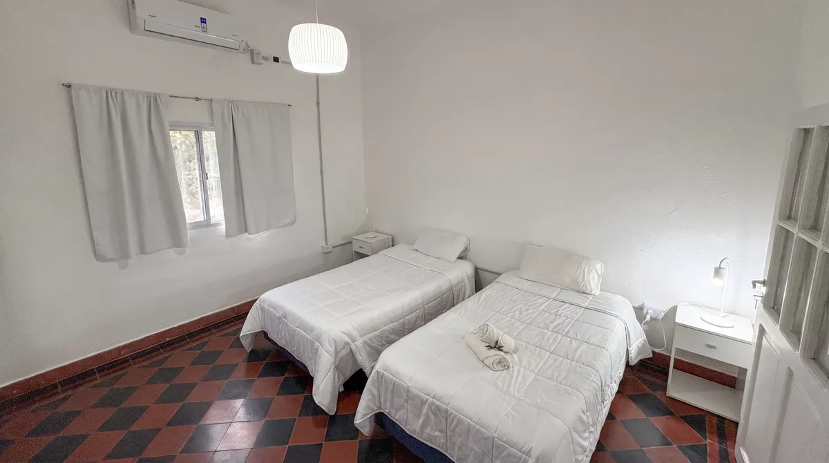 Segunda habitación con dos camas y aire frío-calor