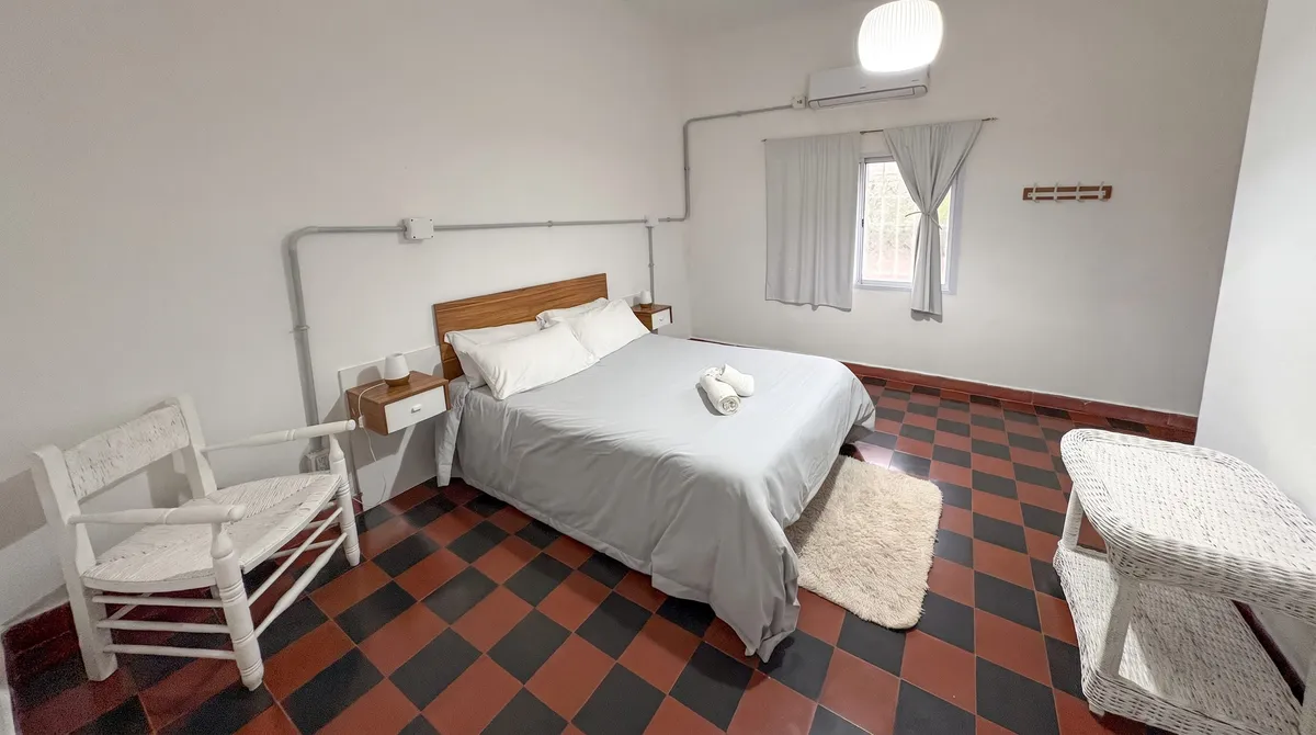 Habitación principal con cama queen y aire frío-calor