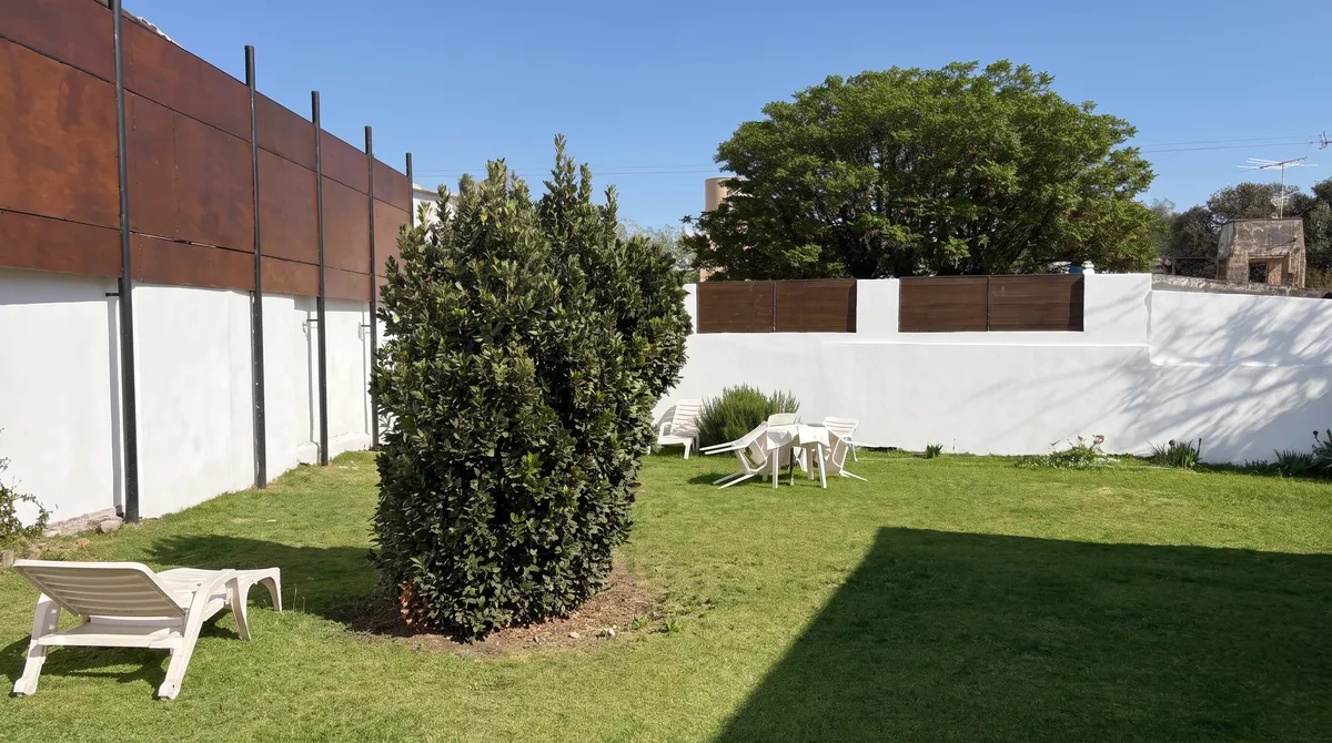 Reposeras y mesas al aire libre