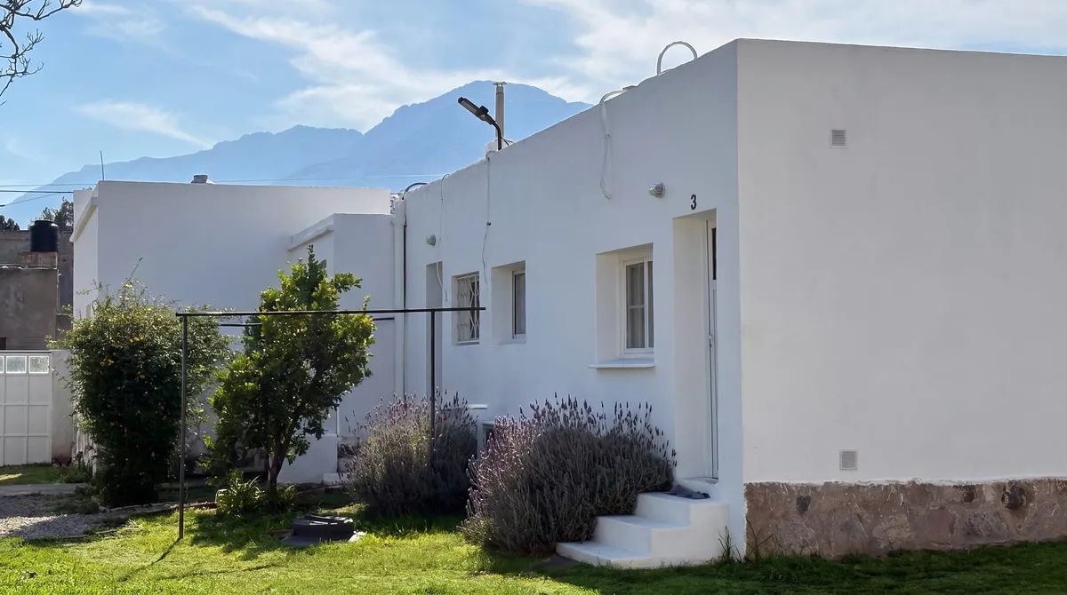 El lateral, con el cerro de fondo