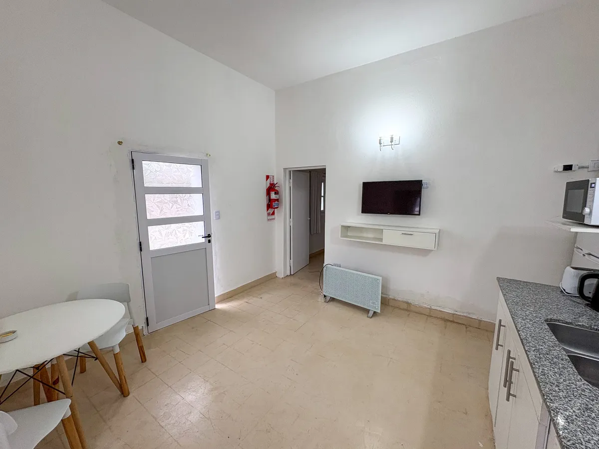 El otro extremo del living, con Smart TV y calefactor