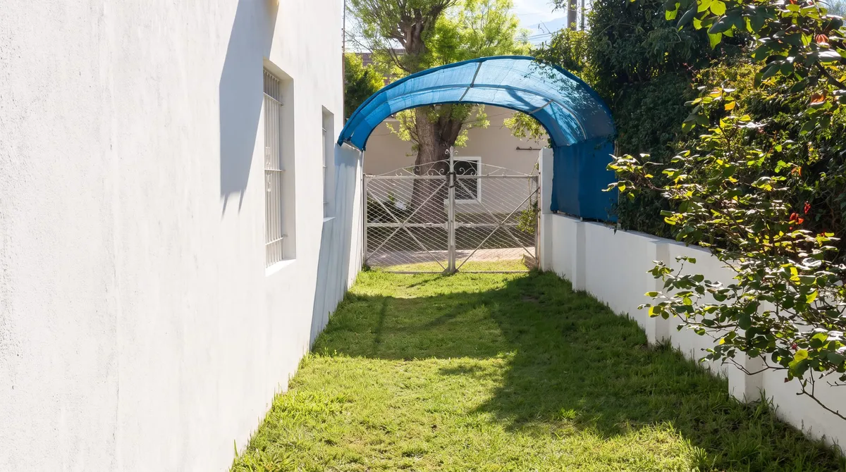 El acceso cubierto con media sombra