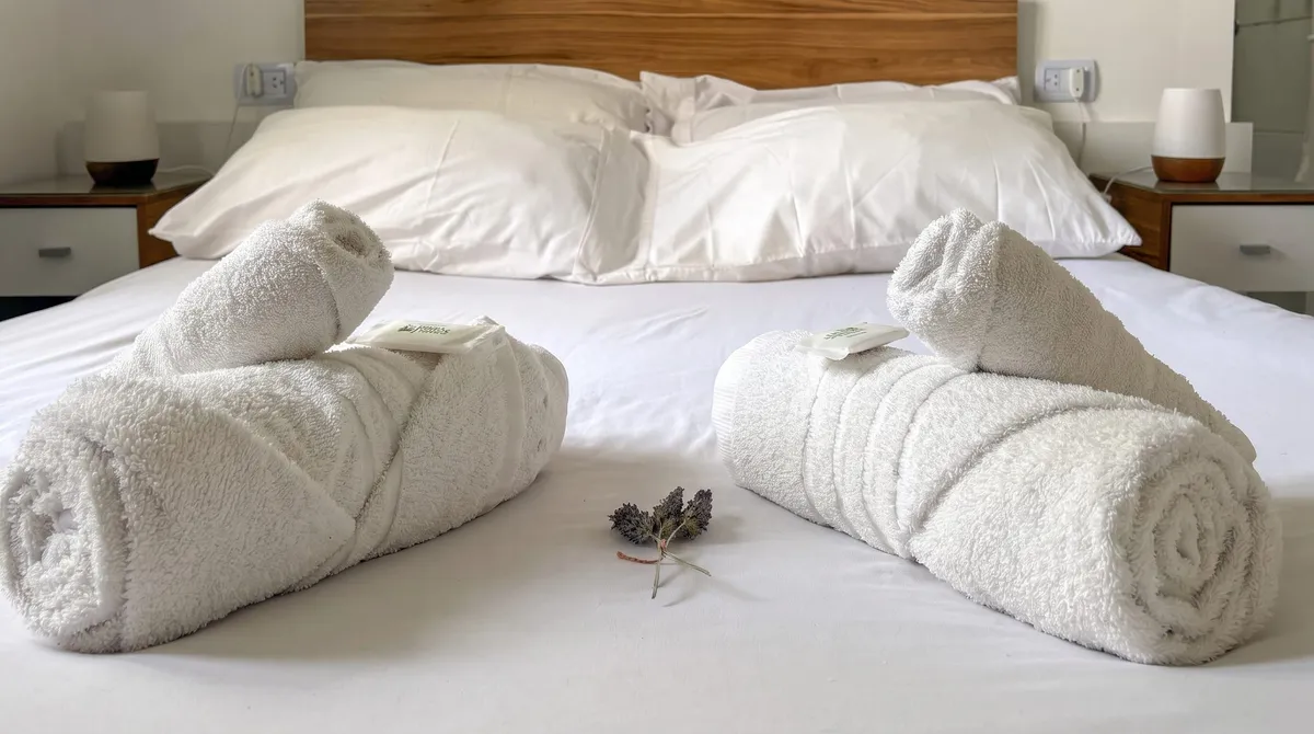 Las toallas, listas sobre la cama